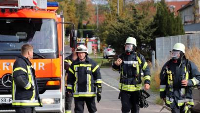 Bild: jma
Unter schwerem Atemschutz wurde der Schwelbrand abgelöscht