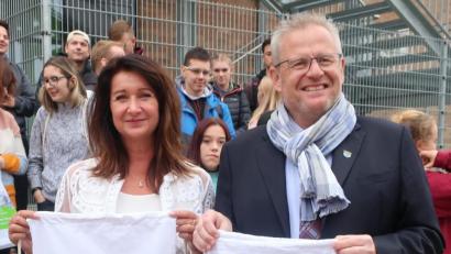 Bild: Hirsch
Oberbürgermeister Andreas Feller (rechts) überreichte der Leiterin der Handelsschule Sokolov, Ilona Medunova (links) einen Stoffbeutel mit den Ansichten der beiden Marktplätze und der Aufschrift "Gelebte Freundschaft".