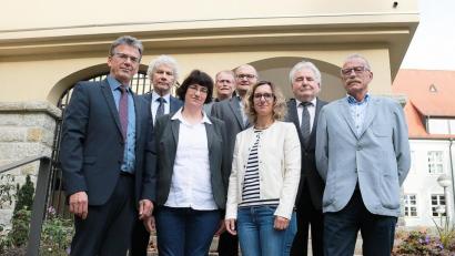 Bild: Landkreis Tirschenreuth/Stefan Malzer
Von links: Personalchef Walter Brucker, Landrat Wolfgang Lippert, Birgit Üblacker, Personalrat Max Bindl, Wolfgang Fenzl, Isolde König, Peter Gold und Hermann Engl. Nicht im Bild: Astrid Bösl.