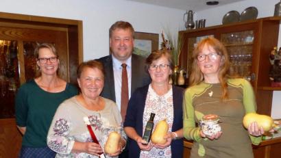 Bild: jp
Die Preisträger der Wettbewerbs „Birnenkürbisse-Butternut“ des Kastler Vereins für Gartenbau und Landespflege im Kastler Forsthof: von links Linda Lorenz, Agnes Fasoldt, Stefan Braun, Christa Gottschalk und Christiane Barthl.