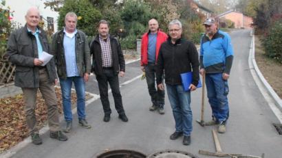 Bild: dl
Bürgermeister Walter Schauer, Firmeninhaber Norbert Hoffmann, Bauleiter Gerhard Pfeffer, Ingenieur Bernhard Preischl (vorne von links) und zwei Mitarbeitern der Firma Schönberger bei der Abnahme der Straßenbaumaßnahme in Kulz.