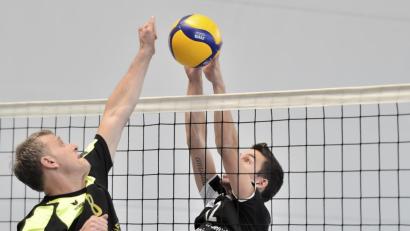 Bild: Ziegler
Der Schnaittenbacher Zuspieler, Spielertrainer und Kapitän Sebastian Scholz (rechts hinten) blockt den Angriff des Schwender Außenangreifers Frank Langner (links vorne).