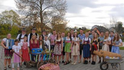 Bild: ow
Zum Kirwaumzug am Sonntag präsentierten sich die Kirwaboum und –madla in ihrer Kirwatracht. In musikalischer Begleitung durch die „Hammerschloss-Musi“ marschierten sie durchs Dorf und verteilten selbst gebackene „Küchla“.