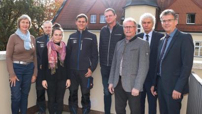Bild: Landkreis Tirschenreuth/Stefan Malzer/exb
Die Verantwortlichen begrüßten die drei neuen freiwilligen Mitarbeiter am Landratsamt (von links): Anleiterin für Bundesfreiwillige am Landratsamt Theresia Kunz, Moritz Pöllmann, Johanna Dötterl, Johannes Pleyer, FÖJ-Anleiter Thomas Kurzeck, Personalrat Max Bindl, Landrat Wolfgang Lippert und Personalchef Walter Brucker.