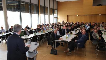Bild: Thomas Dobler
Vor rund 300 Landwirten und geladenen Gästen sprach Hubert Bittlmayer, der Amtschef des Bayerischen Staatsministeriums für Ernährung, Landwirtschaft und Forsten, in der Schwarzachtalhalle beim siebten Oberpfälzer Milchviehtag.