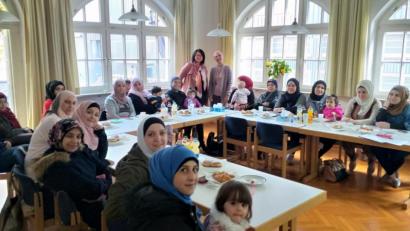 Bild: exb/Arbeit und Leben in Bayern gGmbH
Den Frauen über Integration berichten (stehend, von links) Andrea Eich und Kursleiterin Nermin Khedr.