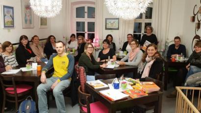 Bild: jzk
Eva Gibhardt (hinten stehend) hatte für die Eltern viele gute Tipps zum Thema „Ernährung im ersten Lebensjahr“ auf Lager.