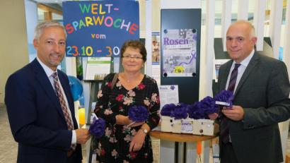 Bild: do
"Rosen statt blauer Veilchen", heißt die Aktion, die das Frauenhaus Weiden mit Blick auf den Internationalen Tag gegen Gewalt an Frauen ins Leben gerufen hat. Elisabeth Merkl als ehrenamtliche Mitarbeiterin des Frauenhauses startet das Projekt in Eschenbach: In der Geschäftsstelle der Volksbank-Raiffeisenbank Nordoberpfalz verteilt sie in Anwesenheit von Regionalmarktleiter Stefan Schedl (links) und Geschäftsstellenleiter Richard Götz (rechts) lila Papierrosen.