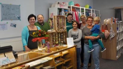 Bild: weu
Elke und Herbert Hildebrand mit Sohn Alexander (von links) führen das Bettenhaus Eckl, gemeinsam mit ihren Mitarbeiterinnen, Heidi Süß, Claudia Ruhland (von rechts) und Swetlana Zeitler (nicht im Bild) im Sinne von Michael Eckl weiter.