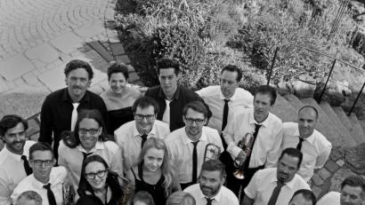 Bild: exb/Markus König
Die Kingsize-Bigband groovt bei NEW-Musics in Trabitz. Die professionellen Musiker müssen sich gehörig anstrengen, sonst könnte es passieren, dass ihnen die Kingsize-Juniors auf der Bühne der "Lumperer Hall" die Schau stehlen.