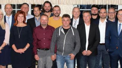 Bild: lst
Geschäftsführer Harald Gollwitzer (Dritter von links) und Geschäftsleiterin Andrea Gollwitzer (Vierter von links) zeichneten am Freitagabend zusammen mit BBIV-Geschäftsführer Martin Schneider (Zweiter von rechts) langjährige Mitarbeiter der Harald Gollwitzer GmbH aus.