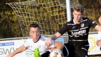 Bild: heh
Der SV Neusorg und der TSV Reuth trennten sich 1:1. Hier kämpfen der Neusorger Raphael Herold (rechts) und Alexander Schraml um den Ball.