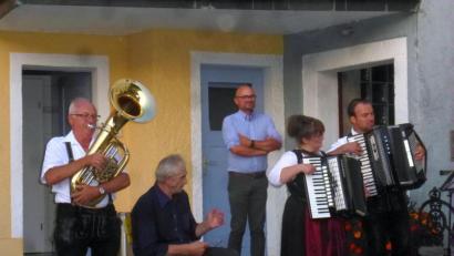 Bild: mad
Der Vorsitzende des Kulturförderkreises Schwarzhofen, Bürgermeister Maximilian Beer (hinten rechts), freut sich immer wieder über die Vielfalt, die durch das große Engagement geboten wird.