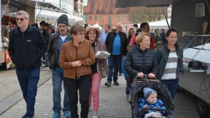 Bild: jr
Viel Betrieb herrschte am Sonntag beim Kirchweihmarkt in Tirschenreuth.