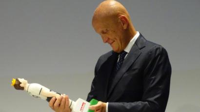 Bild: Houschka
Ein Referee und der deutsche Lohn für seine bis heute unvergessenen Leistungen auf den Fußballfeldern der Welt: Der aus Bologna stammende Pierluigi Collina (59) schaut auf den Walter-Bensemann-Preis des Magazins "Kicker", der ihm in Nürnberg bei einer Galaveranstaltung überreicht wurde.