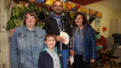 Bild: wro
Peter Krenner hat ein Herz für sozial schwache Familien. Im Beisein von Nicole Fürst (Vorsitzende der Mitterteicher Tafel, rechts) übergab er 500 Euro an Andrea und Paolo Secchi (links).