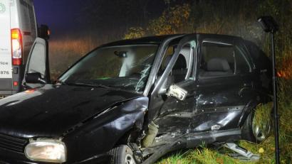Bild: gf
Auf der B299 kam es am frühen Samstagmorgen zu einem schweren Unfall: Der VW Golf soll sich quer auf der Fahrbahn befunden haben, ein ankommender Passat krachte in die Fahrerseite.