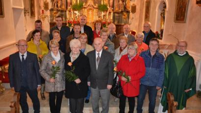 Bild: jr
25, 40, 50 und 60 Jahre nach der Hochzeit feierten zahlreiche Paare in der Konnersreuther Pfarrkirche ihr Ehejubiläum. Schon vor 60 Jahren gaben sich Helga und Gotthard Scharnagl (Bildmitte) das Ja-Wort. Den Gottesdienst zelebrierte Pfarrseelsorger Pater Benedikt Leitmayr (rechts).