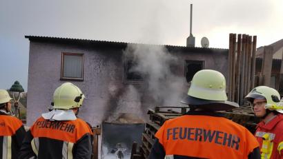 Bild: wih
Wegen des Brandes am Ortsausgang von Hirschau sind rund 70 Einsatzkräfte vor Ort. Die B 14 musste in beide Richtungen gesperrt werden.