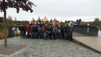 Bild: exb
Im Bild die Helfer mit Liselotte Kulzer und Bürgermeister Franz Stahl.