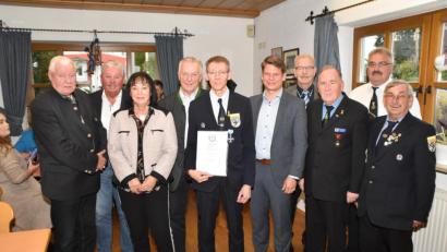 Bild: hcz
Vorsitzender Claus Fiedler (Mitte) bekommt von Bezirksvorsitzendem Horst Embacher (Dritter von rechts) das Großkreuz am Bande des Bayerischen Soldatenbunds.