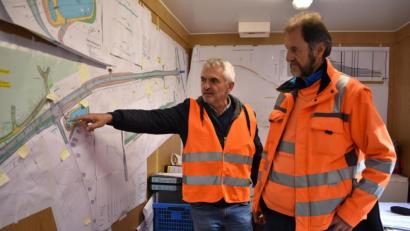 Bild: lue
Bauaufseher Richard Trescher (von rechts) und Projektleiter Hans Gschrey vom Staatlichen Bauamt zeigen den bisherigen Verlauf der Bauarbeiten auf der Bundestraße B299 und den neuen Gemeindeverbindungsstraßen daneben.