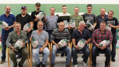 Bild: att
Insgesamt 19 Gänse, Enten und Gockel nahmen die Schrotschützen mit nach Hause. Stolz präsentierten die Erstplatzierten ihre Gewinne. Gleich zwei Mal erfolgreich waren Joshua Zahn (stehend, Dritter von rechts) und Matthias Reul (sitzend rechts).
