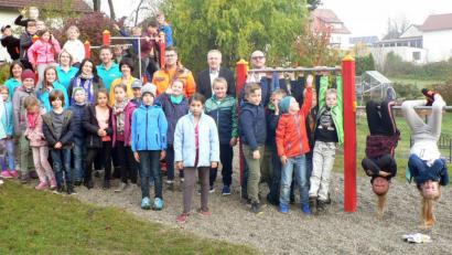 Bild: lep
Was für eine Freude: Die Schüler der Grund- und Mittelschule erhalten für den Außenbereich neue Spielgeräte. Elternbeirat, Schulleitung und Verwaltung freuen sich, dass die Klettergeräte so gut angenommen werden.