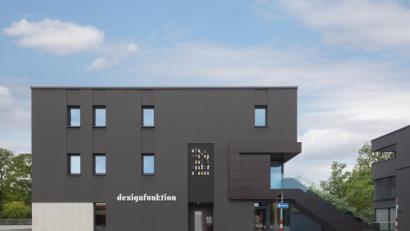 Bild: exb
Neben dem Haus des Wohnens am Pfalzgrafenring befindet sich der neue Schauraum, der zugleich Büro ist.