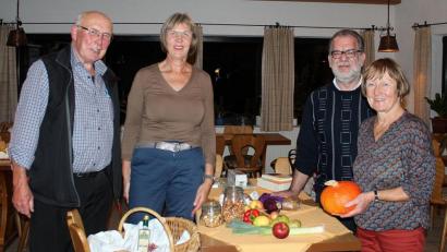 Bild: bsc
Für die Informationen zu einer gesunden Ernährung dankten der Gesundheitstrainerin Theresia Kunz (Zweite von links) die Vorsitzenden der Kolpingsfamilie, Helmut Schaumberger (links) und Reiner Gärtner (Zweiter von rechts), sowie die Vorsitzende des Müttervereins, Monika Seidel (rechts).