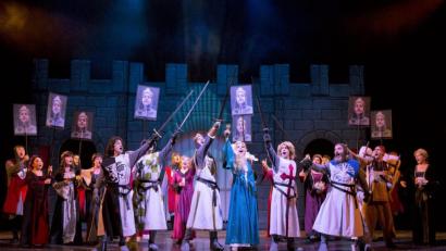 Bild: Theater Hof/Harald Dietz
Auf eine unterhaltsame Suche nach dem Heiligen Gral begibt sich das Ensemble von "Spamalot" am Theater Hof