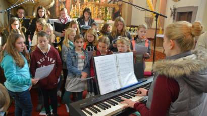 Bild: jr
Der Kinder- und Jugendchor Beidl unter Leitung von Kerstin Fritsch begleitete den Festgottesdienst musikalisch.