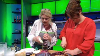 Bild: SAT.1
Maria Frank (links) mit ihrer Teamchefin Maria Groß in der TV-Küche von "The Taste", zu sehen am Mittwoch, 30. Oktober, um 20.15 Uhr in Sat.1.