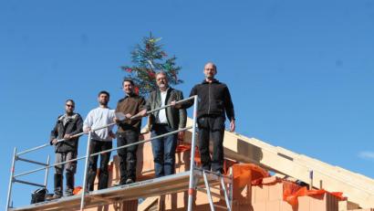 Bild: pi
Eingerahmt von Josef Bodensteiner (rechts) und Tobias Bodensteiner (Mitte) sowie Mitarbeitern der Zimmerei Bodensteiner in Obertresenfeld präsentiert Bürgermeister Johann Maurer den Verantwortlichen der Feuerwehr Brünst und weiteren Gästen den Richtbaum.