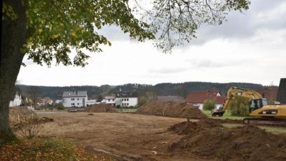Bild: Tobias Schwarzmeier
Bei den vier Baugrundstücken am Rastenhofer Weg haben die Erdarbeiten begonnen.