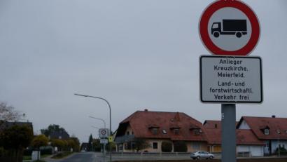 Bild: do
Schon in der "Prärie" wird für das Gebiet Kreuzkirche/Meierfeld ein Fahrverbot für Lkws angekündigt. Die Anordnung kommentieren einige Besucher des CSU-Ortsteilstreffs als "nicht durchdacht". Da die Siedlungsstraßen für den Berufsverkehr in und aus dem Industriegebiet als "Schleichwege" dienen, fordern Anwohner ein generelles Durchfahrtsverbot mit "Anlieger frei"-Regelung.