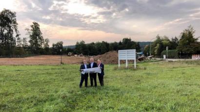 Bild: gm
MdL Harald Schwartz machte sich vor Ort in Ebermannsdorf ein Bild vom zukunftträchtigen Objekt "Neue Mitte." 1.Bürgermeister Sepp Gilch (links) sowie CSU-Vorsitzender Erich Meidinger (rechts) führten ihn über die Baustelle.