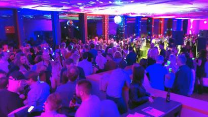 Bild: lst
Da geht die Post ab: Bis in die frühen Morgenstunden des sonntags wird bei „Just friends – Die Party von Freunden für Freunde 6.0“ in der Mensa der OTH Weiden abgefeiert.