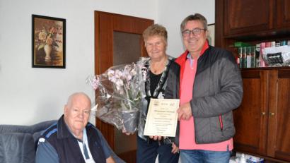 Bild: buc
Hannelore und Helmut Floß freuen sich über die Glückwünsche von Bürgermeister Reiner Gäbl (rechts).