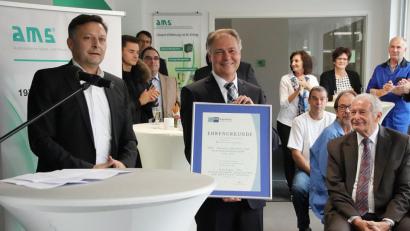 Bild: jma
Bernhard Reif von der IHK übergibt die Urkunde an Geschäftsführer Georg Fuchs.