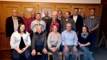 Bild: exb
Die Kandidaten und Ersatzkandidaten stellen sich mit dem Ehrenvorsitzenden Albert Butscher (sitzend, Zweiter von links) für ein Foto auf. Nicht mit im Bild sind Christiane Davis, Stefan Forster und David Dutke.