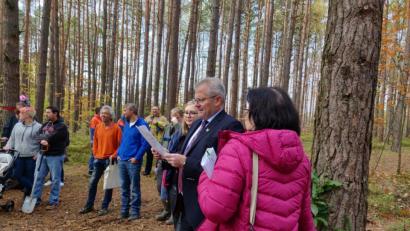 Bild: Thomas Dobler
Oberbürgermeister Andreas Feller (Zweiter von rechts) begrüßte in einem Waldstück auf dem Weinberg über 50 Familien mit ihren Kindern, die kleine Bäume für ihren Nachwuchs pflanzen durften. Ideengeber für die Baumpflanzaktion war Jochen Surel (Dritter von links, oranges Shirt).