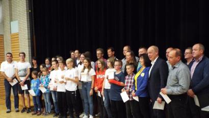 Bild: e
Zahlreiche Sportabzeichen überreichte Bürgermeister Roland Strehl (Fünfter von rechts) an die Kümmersbrucker Aktiven.