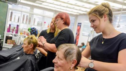 Bild: Gabi Schönberger
Das Friseurhandwerk gehört bei jungen Frauen zu den "Top Ten" der beliebtesten Ausbildungsberufe. Bei den Dienstleistungsberufen insgesamt sind Bewerber aber dringend gesucht.