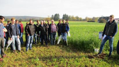 Bild: Dobmeier
Philipp Koch (rechts) vom AELF Weiden stellt Zwischenfrüchte im Feld beim Bodenschutztag in Almesbach vor.