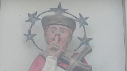 Bild: tu
Die schmucke Nepokumstatue ziert die Mauernische der Friedhofskapelle.