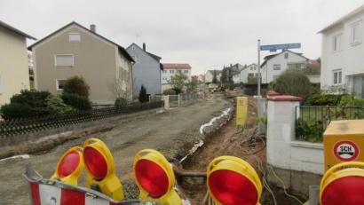 Bild: ui
Neue Leitungen, darunter auch eine für Gas und ein Leerrohr für Glasfaserkabel lässt die Stadt in der Galgengasse verlegen. Möglicherweise noch im November, spätestens aber im Dezember sollen die Arbeiten abgeschlossen sein.