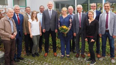 Bild: jpl
Konrektorin Sandra Schmidl (Sechste von rechts) und Rektor Alexander Köstler (Siebter von rechts) bilden das neue Schulleitergespann an der Fichtelnaabtal-Grund- und Mittelschule Ebnath-Neusorg. Zur Amtseinführung überbrachten neben Schulamtsdirektor Rudolf Kunz (rechts) auch die Bürgermeister der Schulverbandsgemeinden, Vertreter der Elternschaft, das Lehrerkollegium sowie langjährige Wegbegleiter ihre Glückwünsche.