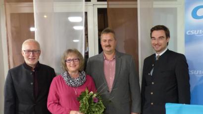 Bild: hme
Tobias Forster (Zweiter von rechts) tritt zur Wahl an. CSU-Ortsvorsitzender Dieter Schwab (von links), Michaela Forster und Stephan Oetzinger unterstützen die Kandidatur.