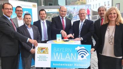 Bild: Hirsch
Freischaltung des Hotspots Nummer 22 000 am Tourismusbüro in Schwandorf: Das Bild zeigt IT-Referatsleiter Jan Remy, Tourismusbüro-Leiter Johannes Lohrer, den städtischen IT-Abteilungsleiter Jürgen Eckert, City-Manager Roland Kittel, Minister Albert Füracker, OB Andreas Feller, den Nabburger Amtsleiter Wilfried Knaut und Pressesprecherin Maria Schuierer (von links).